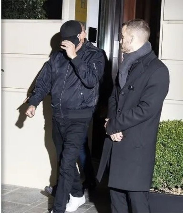 DiCaprio saliendo de hotel donde se hospedaba Gigi en París.