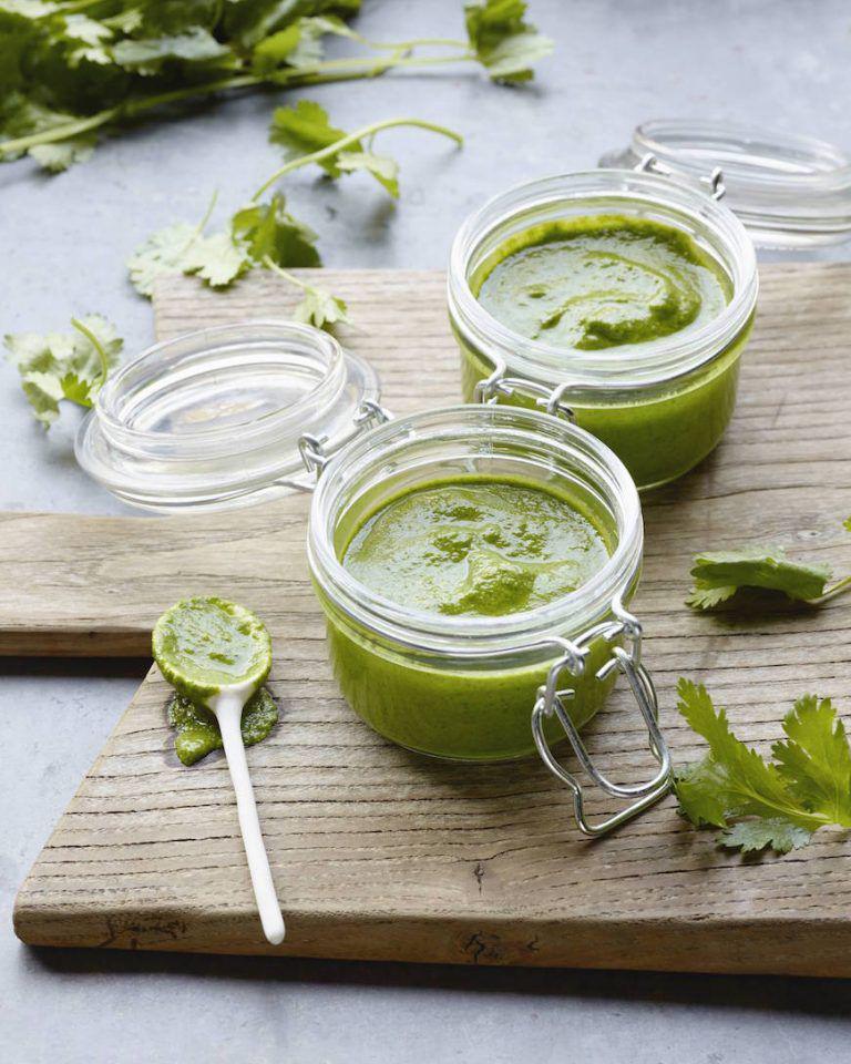 Vinagreta de cilantro. ingredientes: 1 pizca de sal, 1 manojo de cilantro fresco, ½ de zumo de limón 1 cucharada sopera de mostaza, 1 chorro de vinagre ½ taza de aceite de oliva 1 pizca de azúcar. Primeramente, lava y pica el cilantro finamente, luego en un recipiente añade el aceite de oliva la mostaza y el cilantro, mezcla bien.