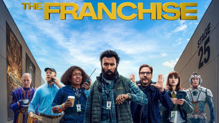 <b>La franquicia -MAX - 6 de octubre</b> Sigue al equipo que trata de sacar adelante una franquicia de cine de superhéroes en crisis, luchando por mantener su lugar en una industria salvaje e indisciplinada. Así, la apuesta aborda al caos secreto en el set de una películas de capas y mallas, sin duda inspirándose en la actualidad.