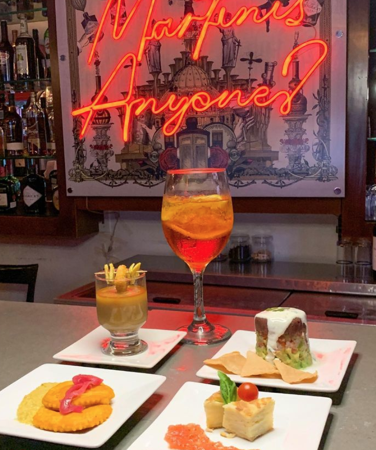 ¡Un clásico! Puedes encontrar Rojo, Verde y Ajo en la colonia Palmira. Es un lugar muy reconocido por su servicio, comida y live events como los living room sessions. ¡Bebe tu Martini mientras disfrutas tu comida y buena música en un lugar cálido como Rojo!