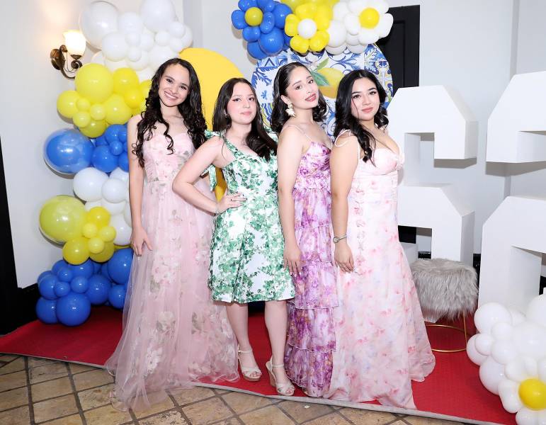 En una mañana radiante, los Seniors 2026 de Sn Riveiros School celebraron su esperado brunch. La cita fue en el Hotel Clarion, donde los jóvenes llegaron impecables, luciendo elegantes trajes y vestidos para compartir risas y momentos especiales en una de sus actividades previas a la graduación.