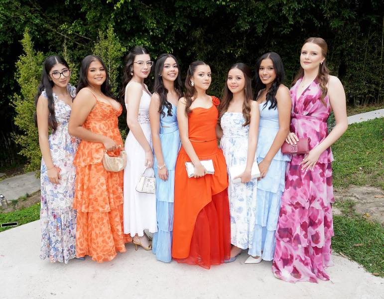 Entre montañas cubiertas de neblina y un ambiente lleno de expectación, los seniors 2026 de la International School of Tegucigalpa celebraron su esperado breakfast. Los estudiantes llegaron a La Cumbre con elegantes atuendos, preparados para una mañana especial que combinó buena compañía, vistas espectaculares de la capital y el entusiasmo de un nuevo capítulo por comenzar.