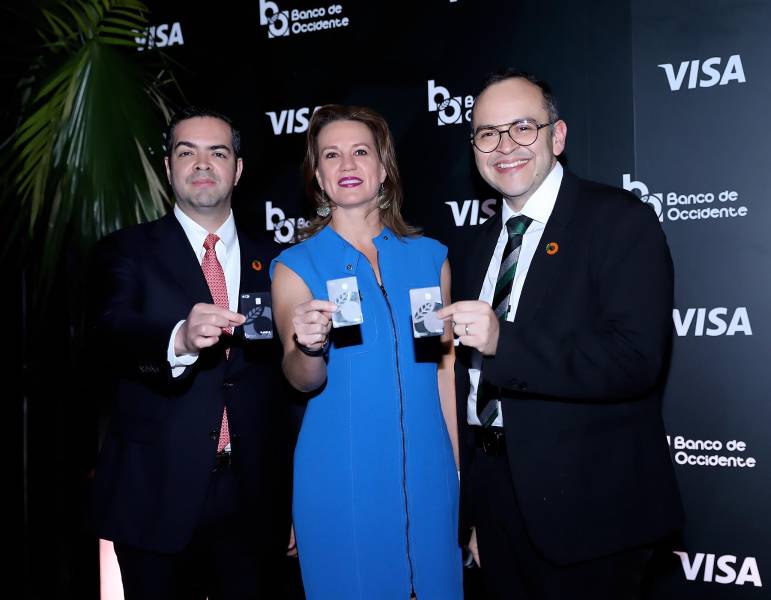 En un evento realizado en Tegucigalpa, Banco de Occidente presentó oficialmente su nueva tarjeta Visa Infinite, una propuesta diseñada para clientes que buscan transformar cada compra en una experiencia premium. Con más de 74 años acompañando a las familias hondureñas, la institución financiera reafirma su compromiso de evolucionar junto a las necesidades actuales, ofreciendo soluciones ágiles, personalizadas y pensadas para quienes valoran los momentos únicos. En la foto: Guillermo Funes, Ana Cecilia Quezada y Leonel Rivas.