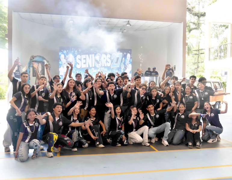 Los 47 alumnos de onceavo grado de Franciscan School, generación 2027, celebraron con entusiasmo su tradicional Senior Entrance, acompañados por sus padres de familia. La caravana, animada por el DJ Allan, marcó el inicio de su última etapa escolar, bajo el lema de la Alegría y la protección de la Virgen de Lourdes. Tras los actos de inauguración y una jornada llena de zancos y coreografías, los seniors disfrutaron de un almuerzo y pool party en Marsella.