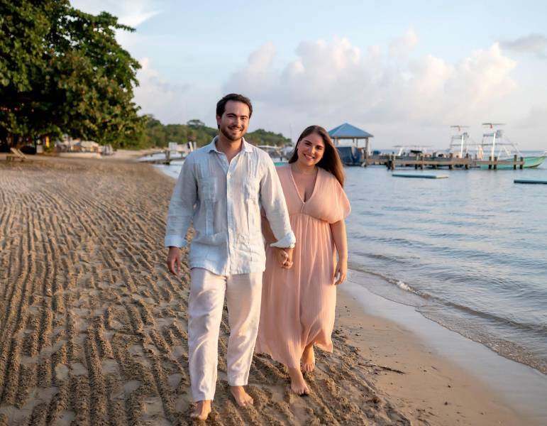 Valerie Boadla Diban y Carlos Rojas Pérez celebraron su compromiso tras una romántica propuesta en Roatán, rodeados del cariño de sus familias y seres más cercanos. La pareja, que planea celebrar su boda en 2027, comienza así el camino hacia uno de los días más especiales de sus vidas. En la foto: Los novios Carlos Rojas Pérez y Valerie Boadla Diban.