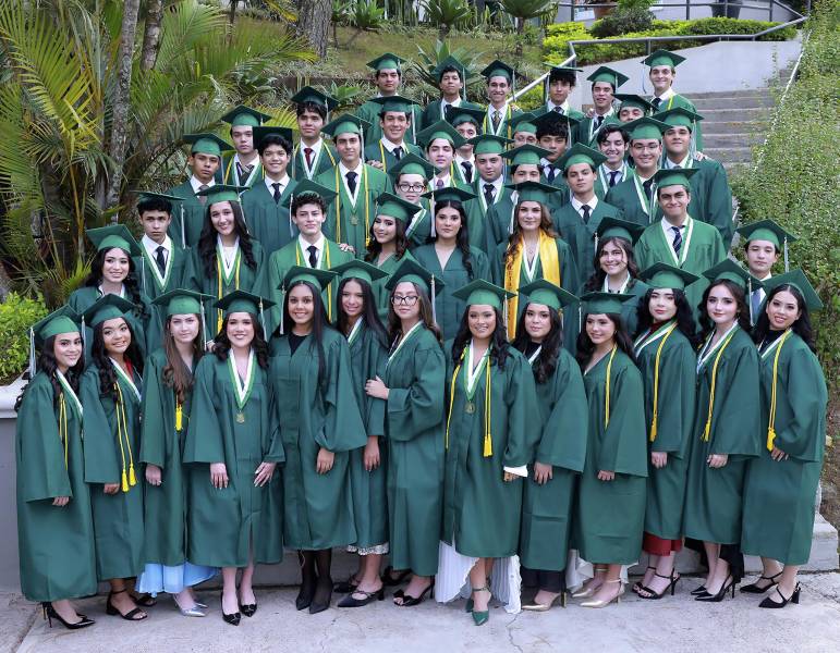 Entre aplausos, sonrisas y emotivos momentos compartidos con familiares y amigos, los 53 alumnos de la promoción 2026 de la Academia Los Pinares celebraron su graduación en una ceremonia llena de significado. El acto marcó el cierre de una inolvidable etapa estudiantil y el comienzo de nuevos sueños y oportunidades para los jóvenes graduandos.
