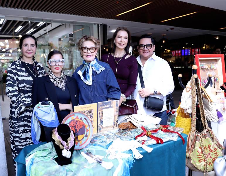 El espíritu de la Navidad se hizo presente en Jingle &amp; Mingle Market, que reunió a una variedad de emprendedores en La Galería, donde exhibieron y vendieron sus productos. Los asistentes disfrutaron de chocolate caliente y vino, mientras participaban en dinámicas y premios especiales por sus compras, en un ambiente que celebró la magia de la temporada navideña.