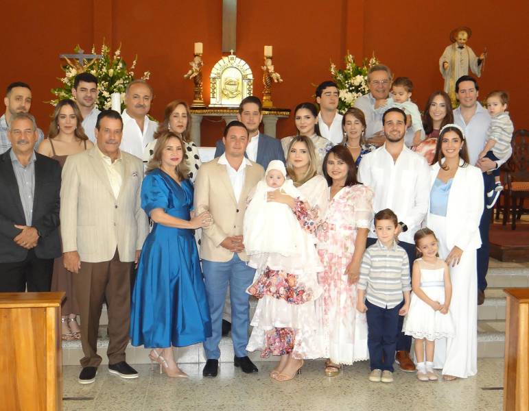 Dalton y Annie Barrosse celebraron con alegría el bautismo de su hijo, Dalton John Barrosse Núñez, en la iglesia María Reina del Mundo, durante una emotiva ceremonia oficiada por el padre Carlos Mejía, acompañados de sus familiares y amigos.