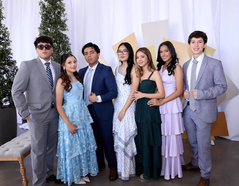 Vestidos de gala y con la emoción a flor de piel, los Seniors 2026 de la International School of Tegucigalpa celebraron un elegante almuerzo para compartir y crear nuevos recuerdos. La cita fue en La Reserva Event Center, donde los jóvenes disfrutaron una tarde entre risas, fotos y la ilusión de que la graduación está cada vez más cerca.