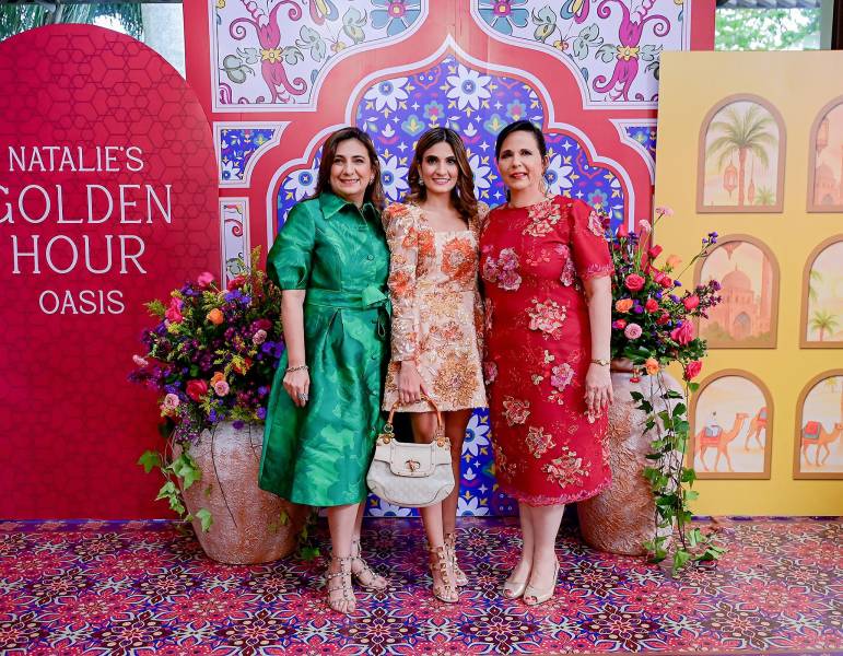 La familia Abuid Musleh ofreció a Natalie Mitri una elegante despedida de soltera en Meza 23 del Club Hondureño Árabe, donde la futura señora Abuid disfrutó de un emotivo encuentro al atardecer, entre juegos, buenos deseos y gratitud por su próximo matrimonio. Giselle Gabrie de Mitri, la homenajeada Natalie Marie Mitri con Sally Musleh de Abuid, oferente del encuentro.