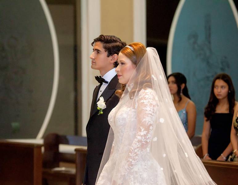 Durante una elegante ceremonia religiosa en la Iglesia Sagrada Familia de la Fundación MHOTIVO, Orlando Merino López y Ruth Michelle Valladares Rápalo unieron sus vidas en sagrado matrimonio. Rodeados de amigos y familiares la pareja celebró el inicio de su nueva vida juntos.