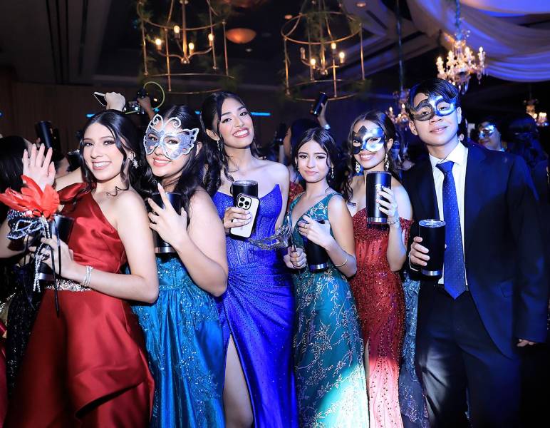 Los seniors 2025 de La Estancia School celebraron su prom night con un carnaval inolvidable, lleno de color, emoción y sorpresas. La fiesta se extendió hasta altas horas de la noche, entre risas, nostalgia y recuerdos que llevarán consigo para siempre.