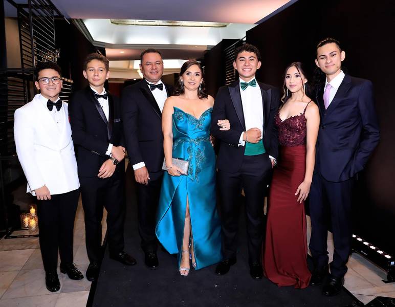 La prom 2025 de DelCampo School no solo fue una noche inolvidable para los seniors, sino también para los invitados que los acompañaron en este capítulo tan especial. Amigos cercanos, familiares y seres queridos se unieron a la celebración con estilo, cariño y mucha alegría, compartiendo emociones, brindis y abrazos en una velada que quedará para el recuerdo.