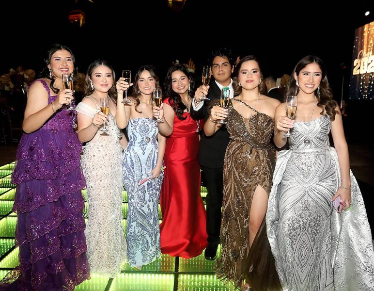 La prom de la generación 2025 de Western International School<b> </b>de San Pedro Sula fue una noche mágica e inolvidable. El escenario fue el Copantl Convention Center, elegantemente transformado bajo el concepto “Gold and Black Night”, una decoración sofisticada diseñada, creada y organizada por Touche’s Honduras by Elías Delcid. La fiesta fue animada por DJ Daybet. En la foto: Fernanda Quintanilla, Gabriela Paz, Elisa Mayorga, Valeria García, Julio Rodríguez, Sophia Rápalo y Lidia Ayala.