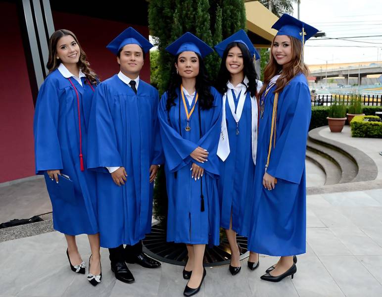 Los seniors 2025 de la International School of Tegucigalpa celebraron su graduación en una emotiva ceremonia cargada de ilusión y orgullo. Vestidos con toga y birrete, los jóvenes recibieron sus títulos de high school, marcando el inicio de una nueva etapa llena de metas, aprendizajes y futuros prometedores. En la foto: Andrea Mercadal, Sebastián Suárez, Ana Zúniga, Natalia Artola y Camila Coca.