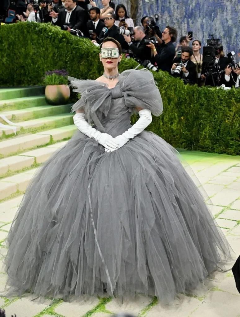 Sarah Paulson convirtió su paso por la Met Gala en una declaración política, luciendo un vestido de tul gris de la colección A/W 2026 de Matières Fécales, acompañado de la máscara de cuero “Blinded by Money” que cubría su mirada. Desde la firma explicaron que la propuesta parte de la idea de que “la moda es arte y, en su forma más audaz, política”, definiendo la colección como un reflejo de la codicia y la corrupción ligadas al poder extremo. Paulson, por su parte, resumió el concepto con precisión al nombrar su look simplemente “The One Percent”, subrayando esa crítica directa a la élite que concentra la riqueza y los recursos del mundo. 