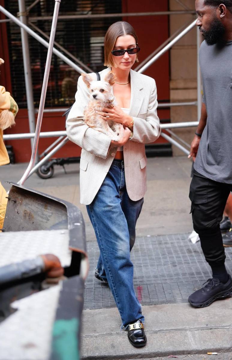 Hailey Bieber junto a Oscar, un yorkshire terrier. 