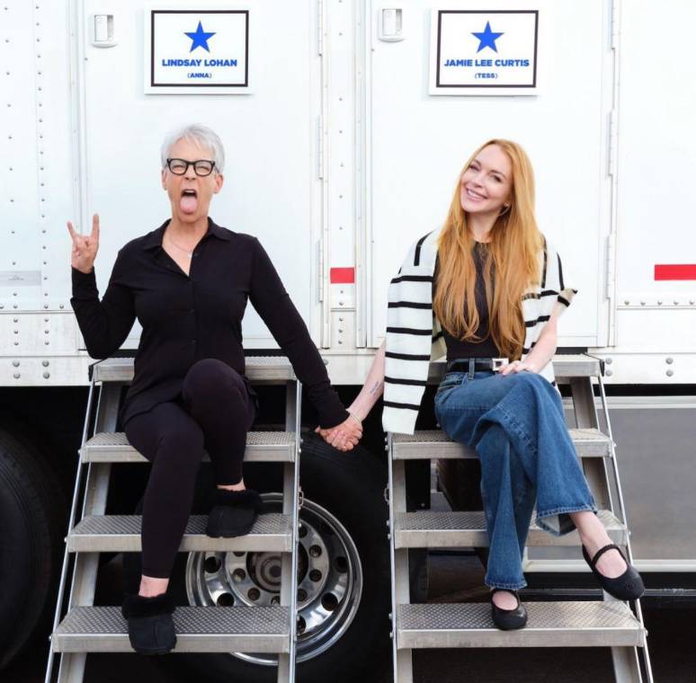 Lindsay Lohan y Jamie Lee Curtis están de vuelta para encantar a la audiencia con la muy esperada secuela de “Freaky Friday”. Disney ha mantenido en secreto los detalles de la trama, pero este 24 de junio confirmó que la película llegará a los cines en 2025. Este anuncio marca el retorno triunfal de Lohan y Curtis al set, quienes han sido captadas en un emocionante vistazo detrás de cámaras.