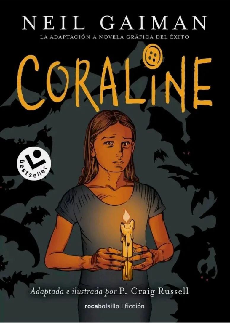 <b>CORALINE by NEIL GAIMAN.</b> Déjate transportar al mundo de fantasía y terror creado por el premiado autor Neil Gaiman. Al día siguiente de mudarse de casa, Coraline explora las catorce puertas de su nuevo hogar. Trece se pueden abrir con normalidad, pero la decimocuarta está cerrada y tapiada. Cuando por fin consigue abrirla, Coraline se encuentra con un pasadizo secreto que la conduce a otra casa tan parecida a la suya que resulta escalofriante.