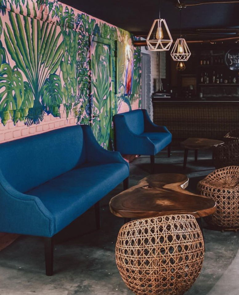 ¿Las noches en Tegucigalpa son aburridas? ¡Nunca! Disfruta de música diferente en Backyard, ubicado en la colonia Palmira. Desde eventos de música clandestina, hasta fiestas con temática, ¡Backyard es un lugar donde puedes divertirte!