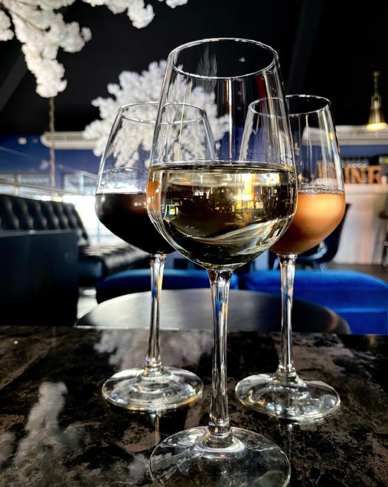 Wine Room, ubicado en el segundo nivel de The Pub, es un lounge bar espectacular para disfrutar con tus amigos o tu pareja mientras te tomas tu vino o bebida preferida acompañado de una boquita. Miles de variedades en bebidas, desde un mojito, una tabla de shots para los valientes o una cerveza. ¡El lugar perfecto para girls night out!