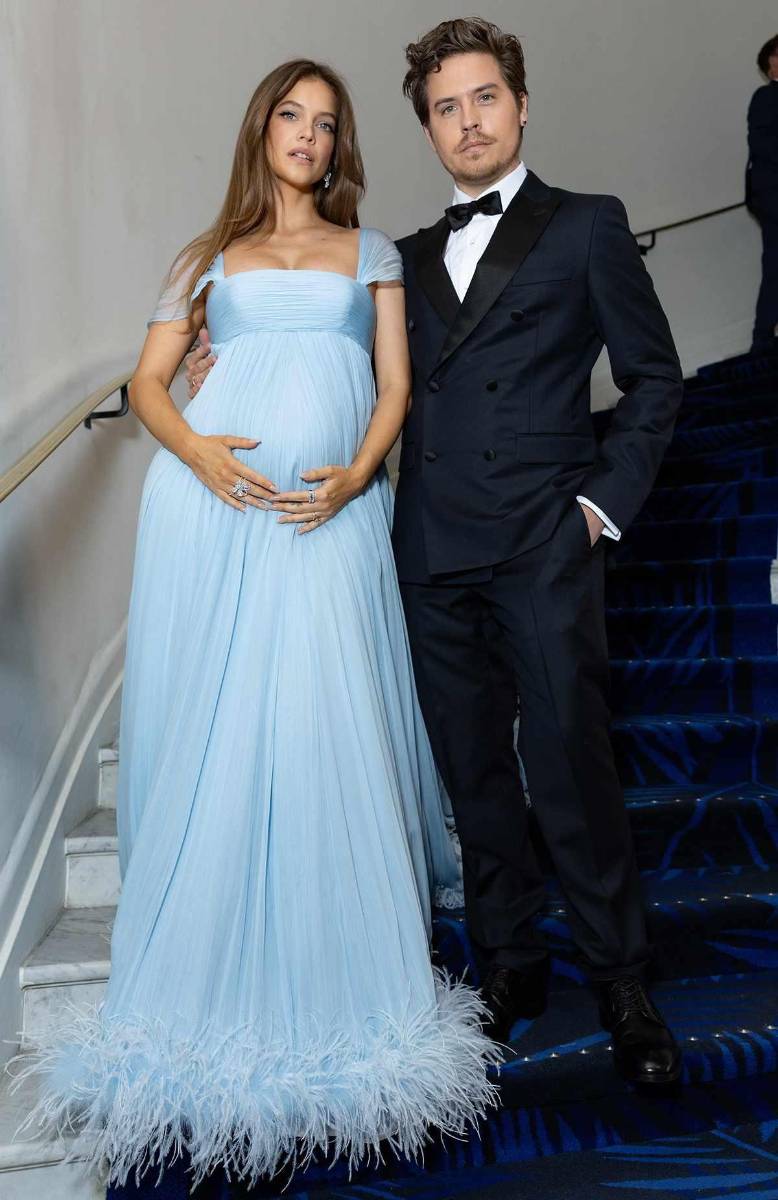 La noticia salió a la luz desde la Riviera Francesa, cuando los esposos fueron fotografiados bajando por las escaleras del Hotel Martínez de Cannes y la húngara sostuvo su baby bump frente a las cámaras.