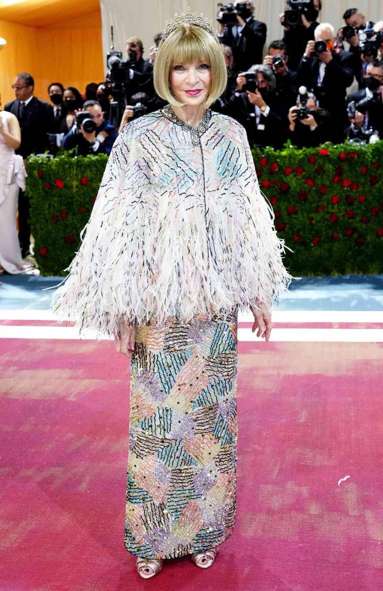 Anna Wintour después de la Met 2014, quedo insatisfechas con el uso de los celulares durante el evento, la cantidad de selfies del exclusivo evento en als redes sociales. En el 2015 se publicó un comunicado oficial, se prohibió el uso de esta tecnología durante la gala supuestamente para garantizar la seguridad de los invitados, pero según varias personas la razón fue para evitar que las fotos y videos de celebridades en estado de ebriedad desacreditaran el evento en general.