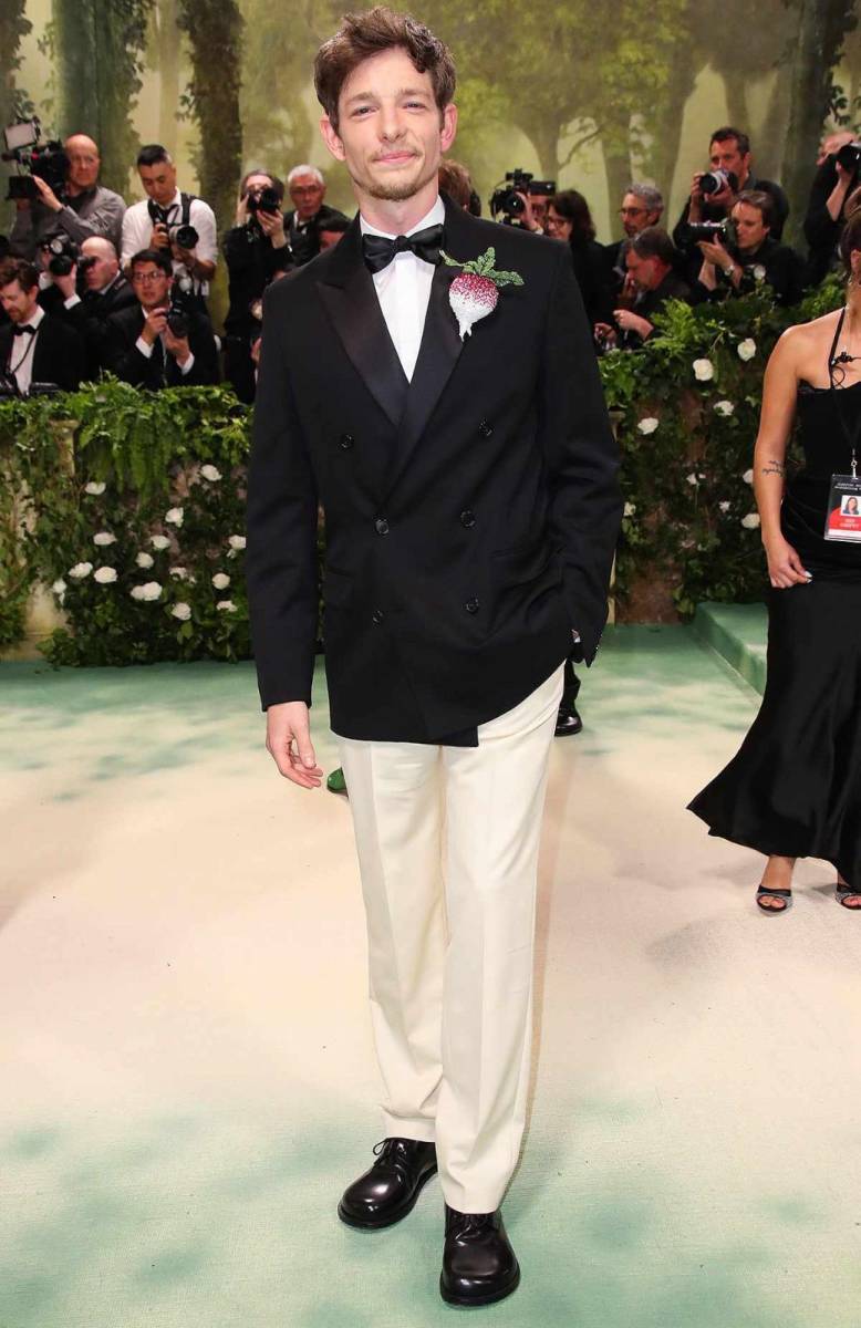 Mike Faist, el coprotagonista de Challengers, fue vestido por Loewe y se coló en el jardín del tiempo con un prudente rábano en el ojal.