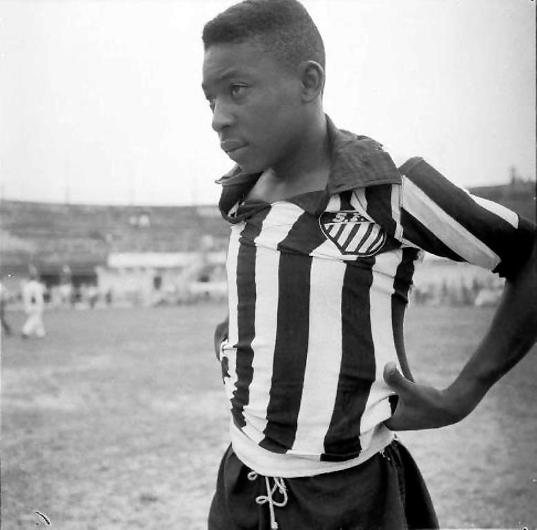 Edson Arantes do Nascimento, mundialmente conocido como ‘Pelé’, nació en Três Corações, Brasil, en octubre de 1940. Creció amando el fútbol, pues su progenitor fue futbolista, pero este se retiró tempranamente. Pelé fue fichado por el Santos de Sao Paulo en 1956 y ahí comenzó su carrera.