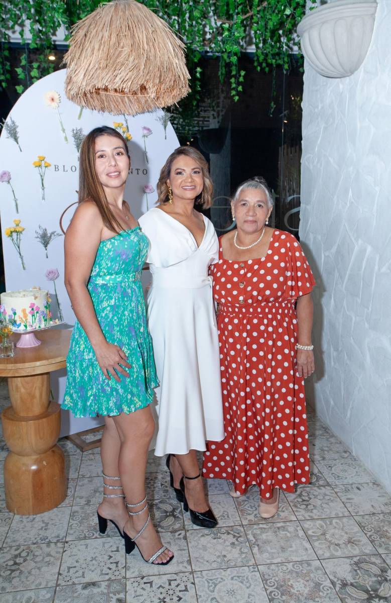 Sandra López con Satia Montiel y su madre Eva Montiel.