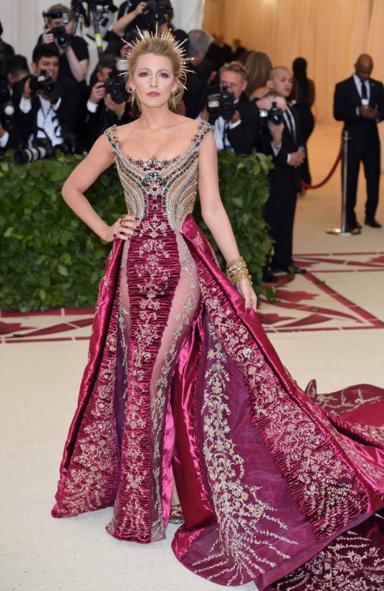Blake Lively en 2018 vistió un espectacular Versace para la Met Gala. Los diseñadores tardaron más de 600 horas en elaborar el vestido. Todas las joyas del vestuario y accesorios de la actriz eran de la firma Lorraine Schwartz valoradas en más de 2 millones de dólares.
