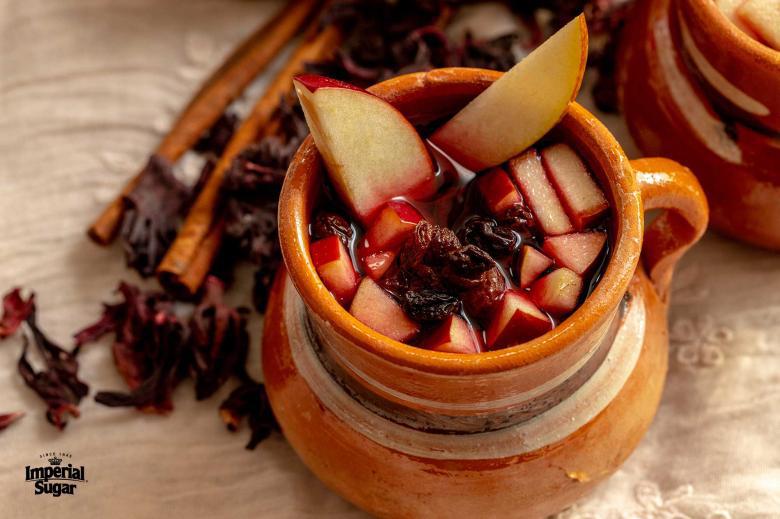 <b>Ponche Navideño</b>Preparación: Mezcla 2 litros de jugo de manzana, 1 litro de refresco de jengibre, rodajas de naranja y limón, clavos de olor y canela en una olla. Calienta a fuego lento.