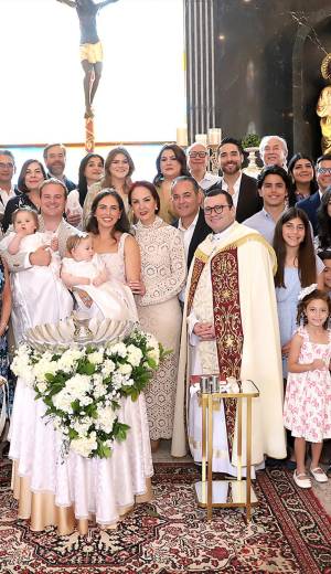 Vestidas con un delicado y hermoso ropaje confeccionado en Ohio con la tela del vestido de novia de su abuela Janet, Gia y Bella Herzog Cuculiza llegaron a la Capilla San Judas Tadeo entre los brazos de sus orgullosos padres, Derek Herzog y Lorella Cuculiza. Ante la mirada emocionada de familiares y amigos, las pequeñas recibieron el sagrado sacramento del bautismo de manos del sacerdote Carlos Margo, en una ceremonia íntima y llena de amor que quedará grabada para siempre en la memoria y en el corazón de todos los presentes.