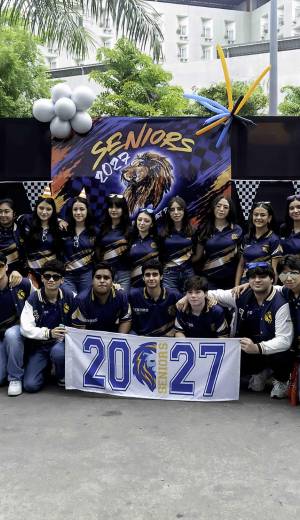 Con emoción los seniors 2027 de la Western International School, se reunieron para celebrar su senior entrance. La cita tuvó lugar en el parqueo del Hotel Copantl &amp; Convention Center. Dando inicio el recorrido hacia centro educativo seguidos por una caravana de autos con globos y autos de carrera.