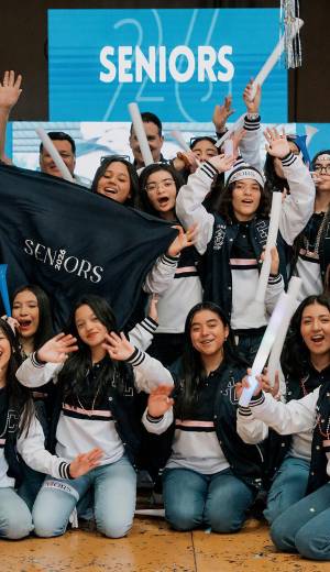 Los 32 seniors del Instituto Salesiano María Auxiliadora se reunieron esa mañana en un punto de Tegucigalpa, desde donde partieron en caravana rumbo a su escuela, donde vivieron una memorable entrance, que incluyó bailes al ritmo de Dj Frank Caba y un alegre carnaval, preludio de su último año de secundaria.