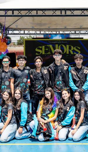 Entre sonrisas, alegría y mucha emoción, los seniors 2027 de San Francisco de Sales Catholic School vivieron su último primer día de clases, un momento muy especial que marco el inicio de su último año escolar. La jornada comenzó con una misa en la Basílica de Suyapa, donde compartieron un momento de reflexión y agradecimiento junto a sus compañeros. Después, continuaron con una celebración llena de emoción y momentos únicos que quedarán para siempre en sus corazones.