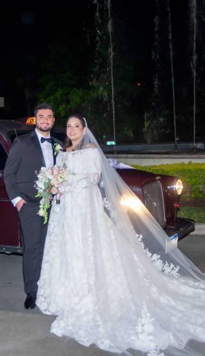 Dominique Marinakys Fernández y Héctor Daniel Murillo Fernández unieron sus vidas en una emotiva ceremonia religiosa en la Iglesia María Reina del Mundo, acompañados por sus padres Héctor Fernández y Kathe Karow de Fernández, y Constantino Marinakys y Julissa Fernández, así como por familiares y amigos cercanos que compartieron con alegría este momento especial. Tras la ceremonia, los recién casados y sus invitados se trasladaron al Hotel Copantl &amp; Convention Center, donde celebraron su felicidad durante una elegante recepción.