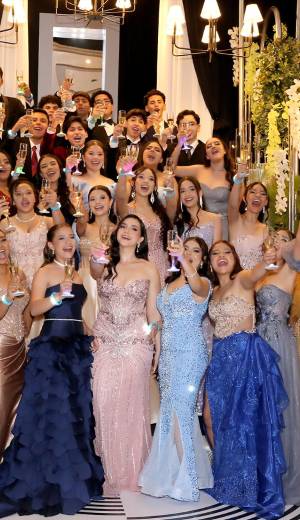 Entre sonrisas, alegría y mucha emoción los seniors 2026 de Mayan School disfrutaron de su prom night en el Centro de Convenciones del Hotel Honduras Maya en una noche llena de música, baile y recuerdos que quedarán en sus corazones.