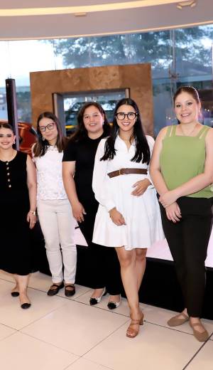 Revista Estilo y Multiplaza presentaron The Mom Break, un evento donde las invitadas disfrutaron de un taller de arcilla que les permitió moldear, explorar y crear piezas únicas a su gusto. La jornada contó con el respaldo de Nissan, que exhibió la nueva Nissan X-Trail e-POWER, protagonista de la experiencia, además de la participación de Perfumerías Magie y Estée Lauder, aportando un toque de belleza y lifestyle a este evento.
