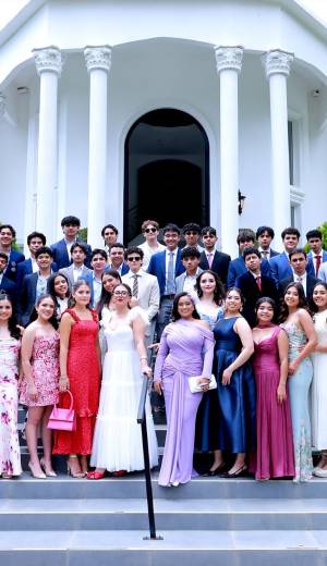Los Seniors 2026 de la Academia Los Pinares disfrutaron de una jornada especial durante su Senior Lunch en Invernaderos del Trigo. En medio de un ambiente relajado y rodeados de sus compañeros, vivieron momentos llenos de risas, fotografías y recuerdos que marcan la recta final de su vida escolar.