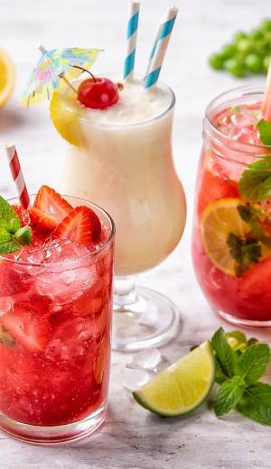 Nada mejor que un cóctel frío y natural para refrescar el día. Estas combinaciones de frutas frescas, hielo y un toque cítrico son rápidas de preparar, llenas de color y sabor tropical. Perfectas para reuniones, tardes calurosas o simplemente para disfrutar algo diferente.