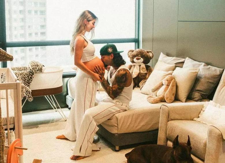 El nacimiento de la hija de Maluma ha generado controversia, ya que una abogada colombiana reveló un presunto trato preferencial al cantante en la Clínica del Rosario de Medellín debido a su fama.