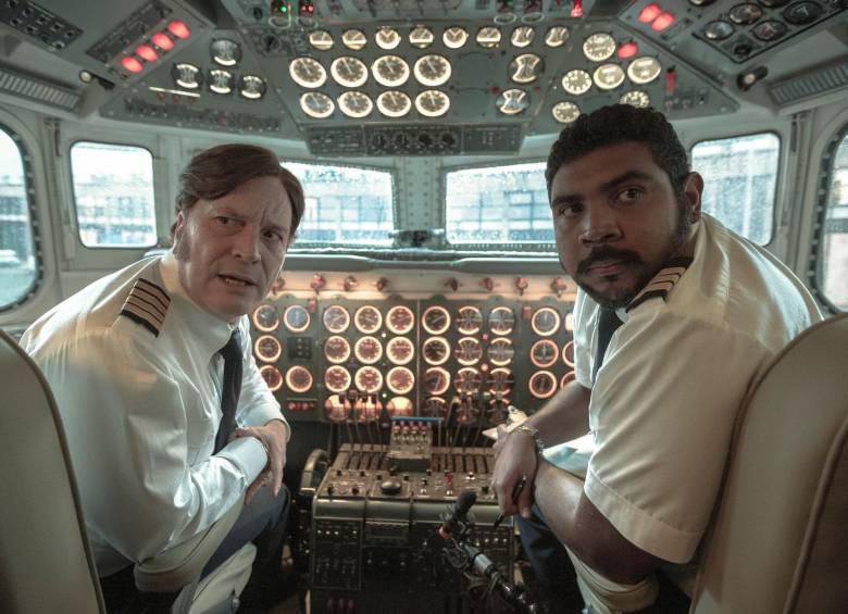 Netflix: Secuestro 601 - 10 de abril, dos individuos armados y encapuchados secuestran el vuelo 601 y amenazan con explotar el avión, a menos que el gobierno colombiano libere a 50 presos políticos y les pague un cuantioso rescate en efectivo.