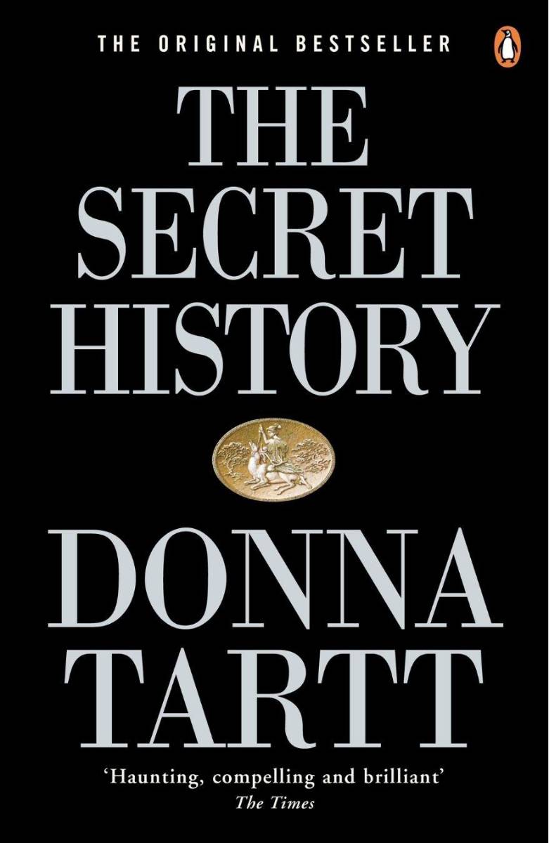 La historia secreta, por Donna TarttBajo la influencia de su carismático profesor de literatura clásica, un grupo de jóvenes ingeniosos y excéntricos de una prestigiosa universidad de Nueva Inglaterra descubren una forma de pensar y vivir que los aleja por completo de la monótona existencia de sus contemporáneos. Pero al traspasar los límites de la moral convencional, caen gradualmente de la obsesión a la corrupción y la traición, y finalmente —inexorablemente— en el mal.