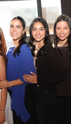 Revista Estilo y Banpaís reunieron a seniors en una experiencia creada para inspirarlas antes de su gran noche en Glam Before the Prom. Entre masterclass, nail bar, glitter bar y asesorías de estilo, cada detalle estuvo pensado para que vivieran un momento único, lleno de belleza, aprendizaje y emoción. Diana Pineda, Jimena Caballero, Mía Sierra, Katherine Canizález, Mariana Mata y Madeline Molina.