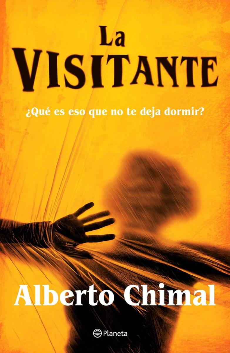 <b>La visitante de Alberto Chimal (Terror)</b>¿Qué es eso que no te deja dormir?México, 1972. Los años del miedo y la represión hacia los estudiantes todavía no se acaban. Gabriela es una joven que llegó recientemente a la UNAM para cursar la carrera de contaduría, aunque termina dedicando su tiempo al grupo de teatro experimental de la universidad dirigido por Teodoro, joven promesa de la escena artística. Tan pronto se integra a los ensayos, se entera de la desaparición de una de las antiguas actrices, quien aparentemente fue vista por última vez el día de la matanza estudiantil del Jueves de Corpus. Al principio todo parece ir bien, pero el grupo de teatro protege más de un secreto y una serie de perturbadoras pesadillas comienzan a atormentar a Gabriela, obligándola a encarar un horror inexplicable, aparentemente ligado al brillante director, a sus nuevos amigos y a una fuerza oculta, persistente, que los rodea a todos.Alberto Chimal nos sorprende con un thriller escalofriante y original donde el horror sobrenatural se confunde con la violencia de una época marcada por las prohibiciones y la manipulación ideológica.