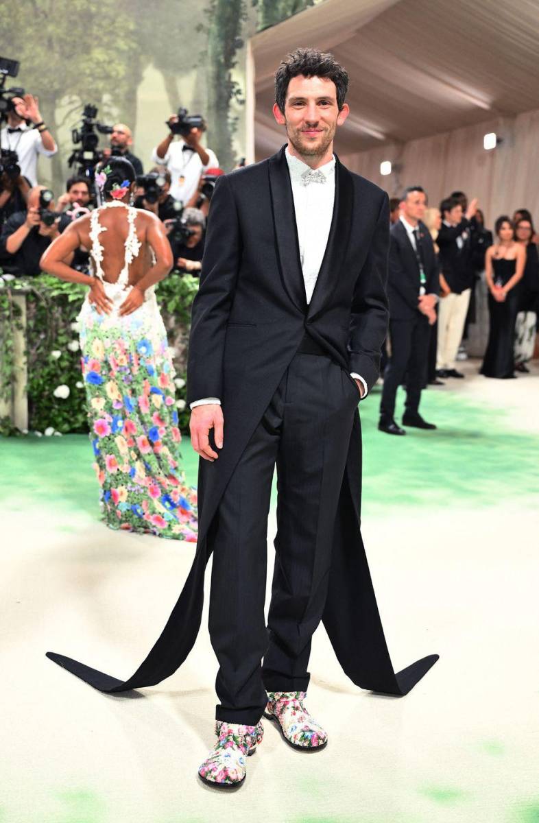 Josh O’Connor lució un diseño de Loewe, el cual es más llamativo de su parte inferior. 