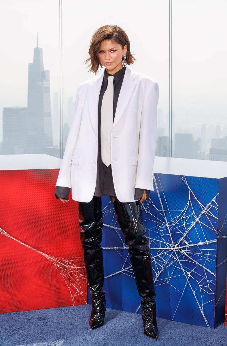 La actriz se presentó a una photo call en el Edge at Hudson Yards, New York, luciendo un conjunto de la colección masculina Primavera/Verano 2027 de Vetements, portando un blazer de tonalidad blanco papel sobre una camisa de vestir negra oversized. El look fue realzado por unas botas de cuero negro que llegaban hasta la rodilla, una corbata blanca y unos aretes colgantes con diseño de telaraña.