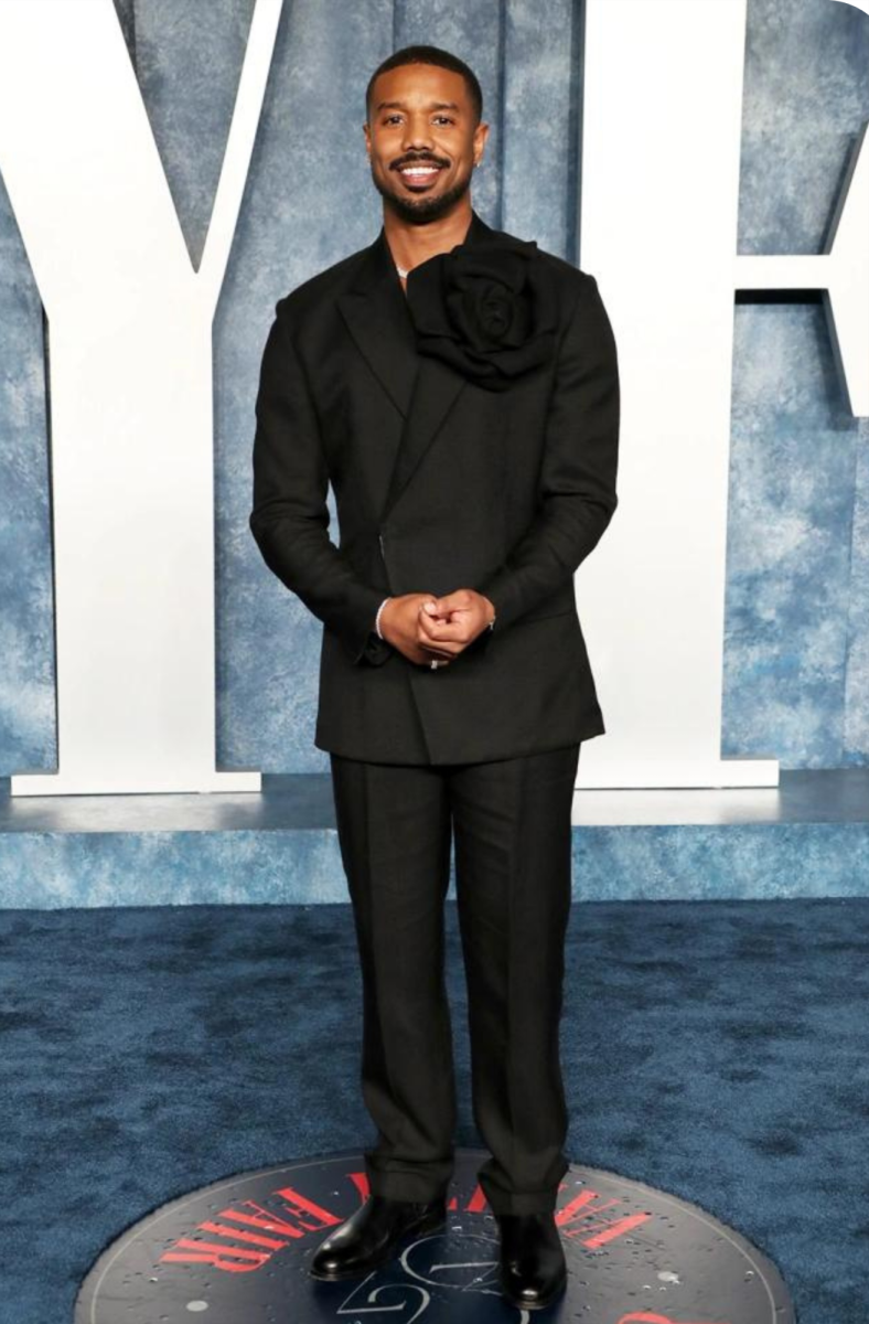 <b>Michael b Jordan </b>El actor de Black Panther asistió con un traje totalmente negro con una rosa en el pecho.