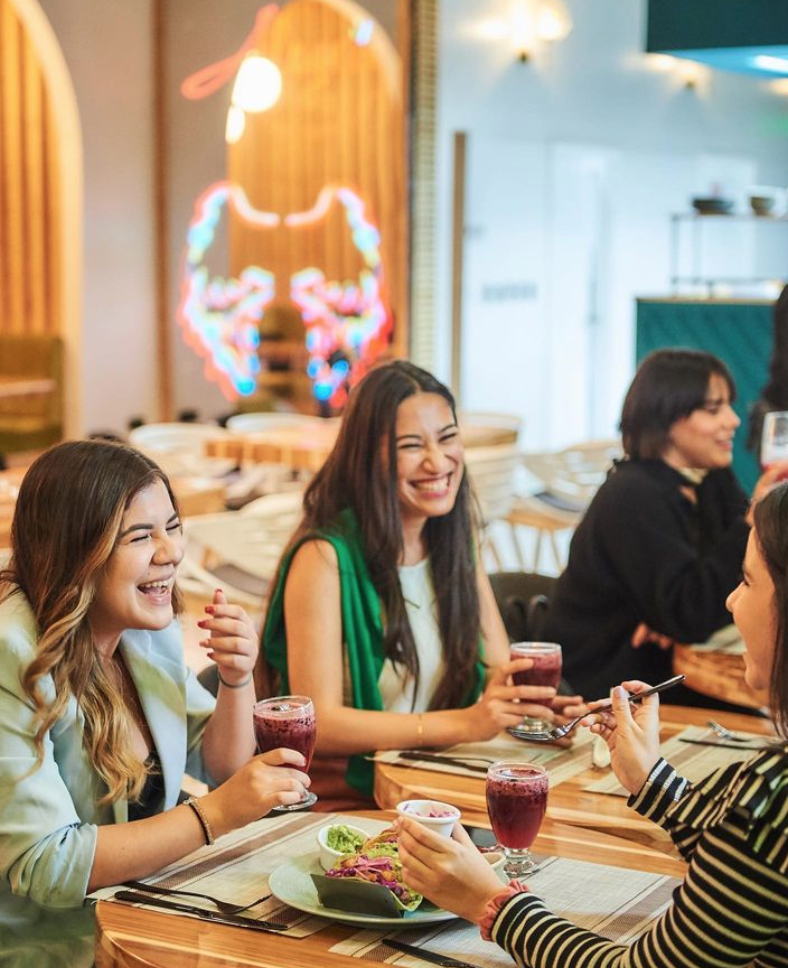 ¿Café, drinks y postres? ¡Alegría es el lugar! Este bistro and lounge café en VENTU es perfecto para cualquier ocasión: una tarde para disfrutar acompañado o solo.